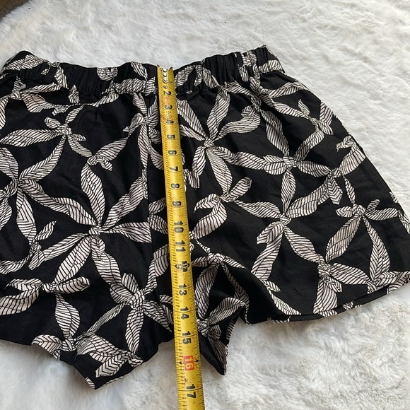 Loft petite pleated shorts in ribbon linen blend - Picture 5 of 7